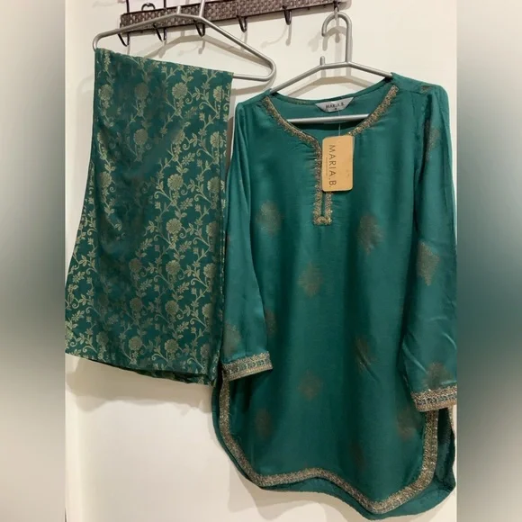 Green and Gold Embroidered Kurta Set - Picture 2 of 10